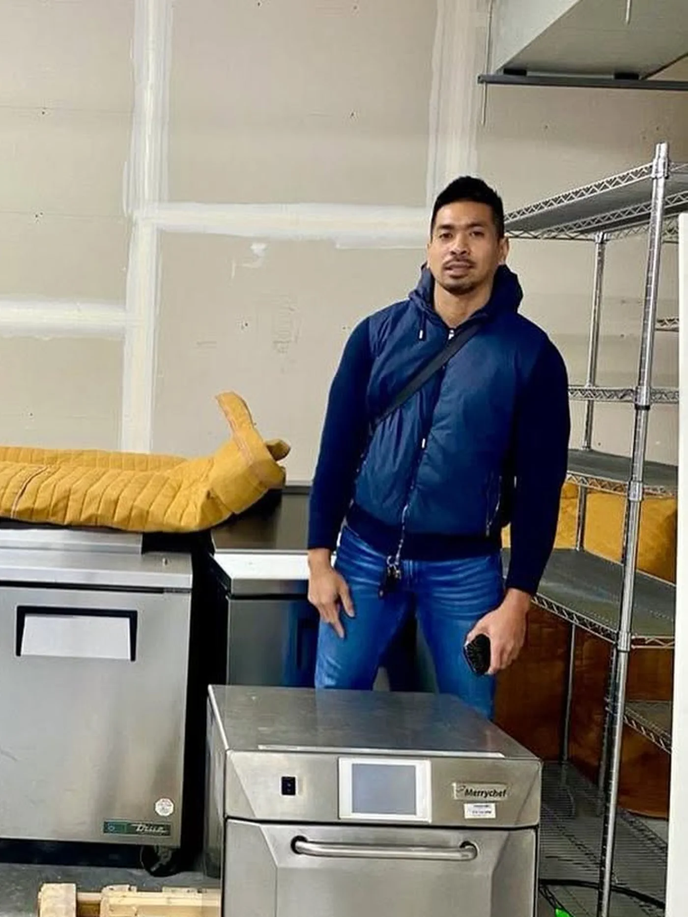 Sao Khuon dans la cuisine en rénovation, équipement professionnel et transformation de Bati