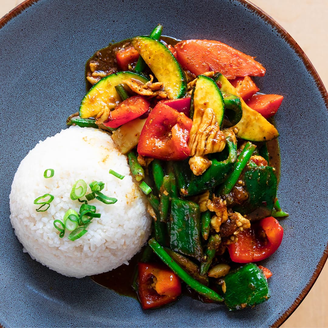 Poulet avec légumes sautés à la sauce citronnelle Bati. Contient des arachides.