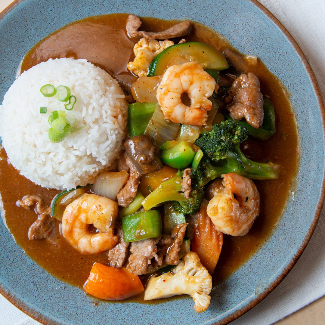 Sauté de bœuf et de crevettes accompagné de légumes variés dans une sauce pimentée à base de poisson.