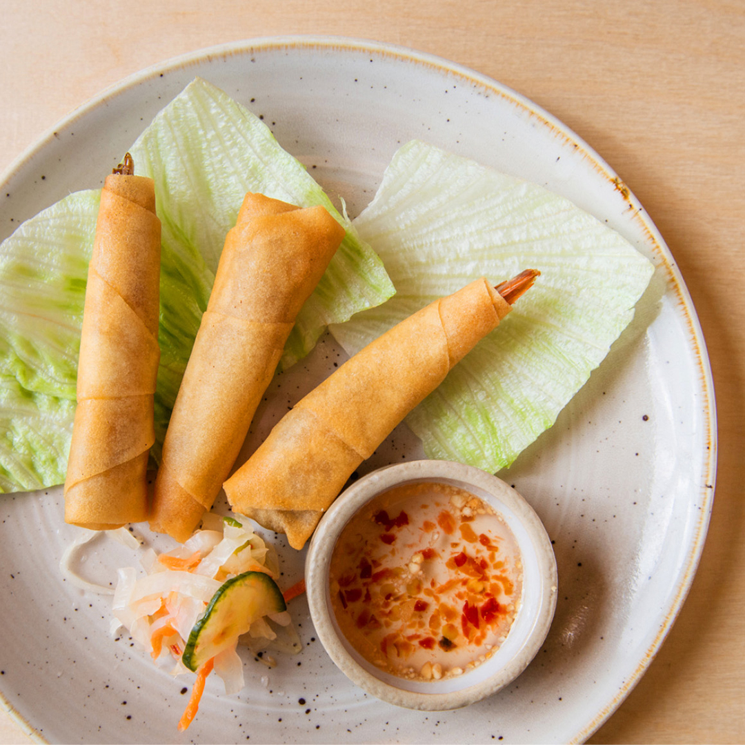 Crevettes enveloppées de pâte croustillante servies avec une sauce impériale.