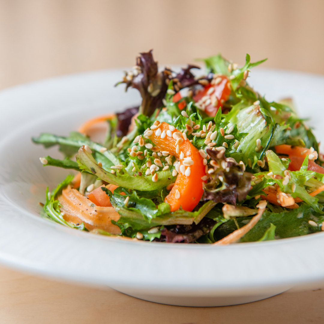 Salade accompagnée de légumes de saison et nappée de notre vinaigrette au litchi.