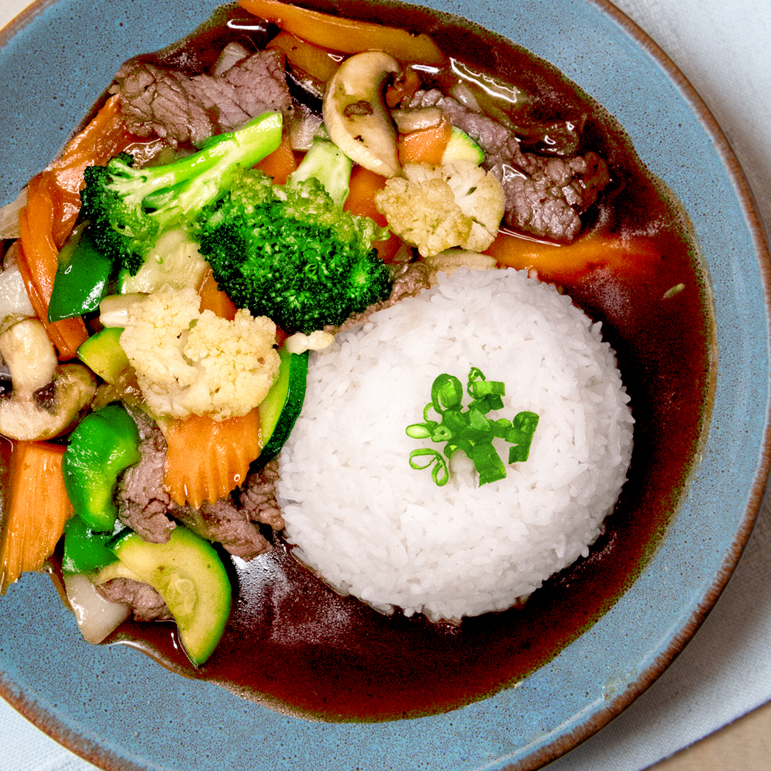 Tendres lamelles de bœuf avec poivrons, carottes et champignons dans une sauce savoureuse.