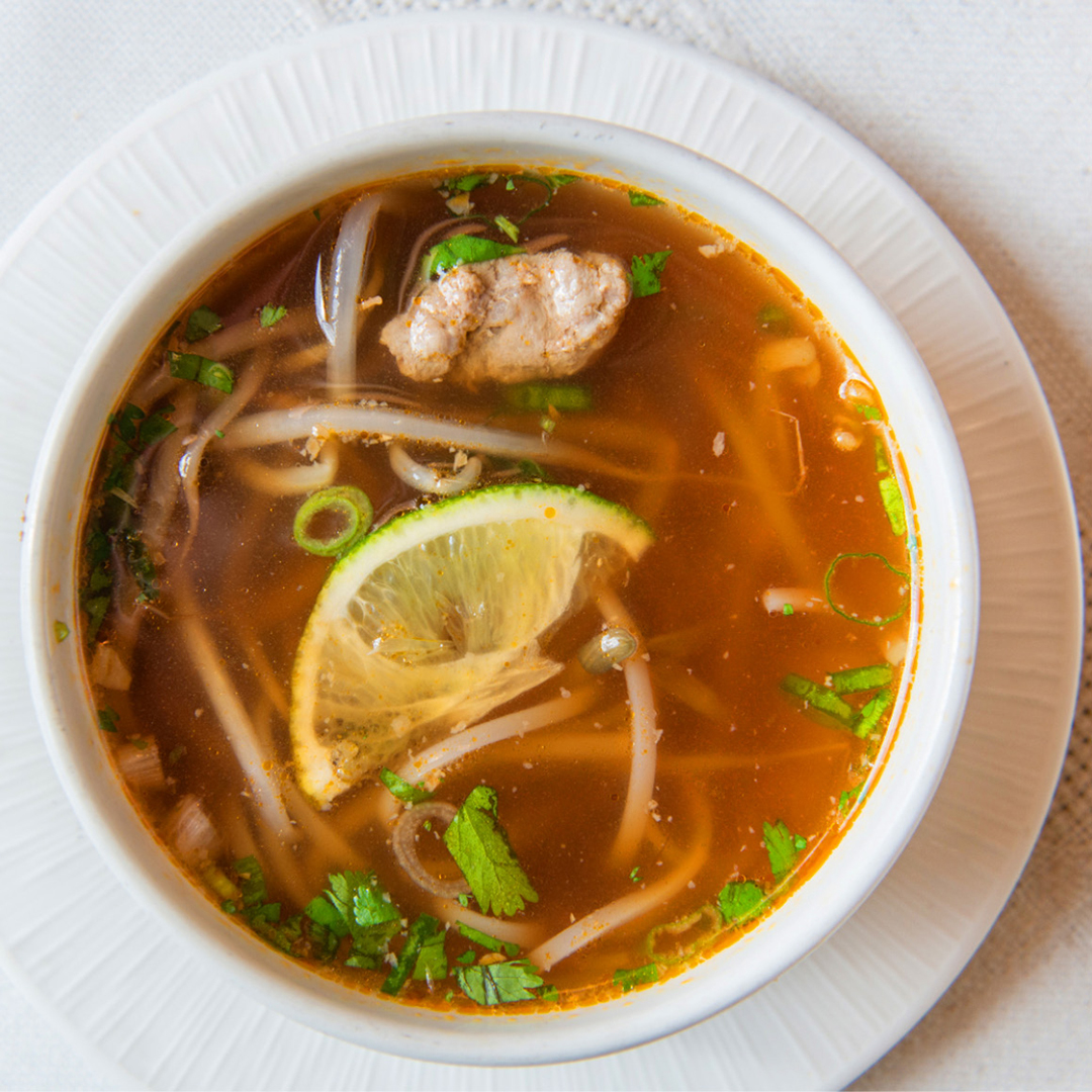 Petite soupe claire au bouillon de porc avec bœuf, vermicelle et oignon.