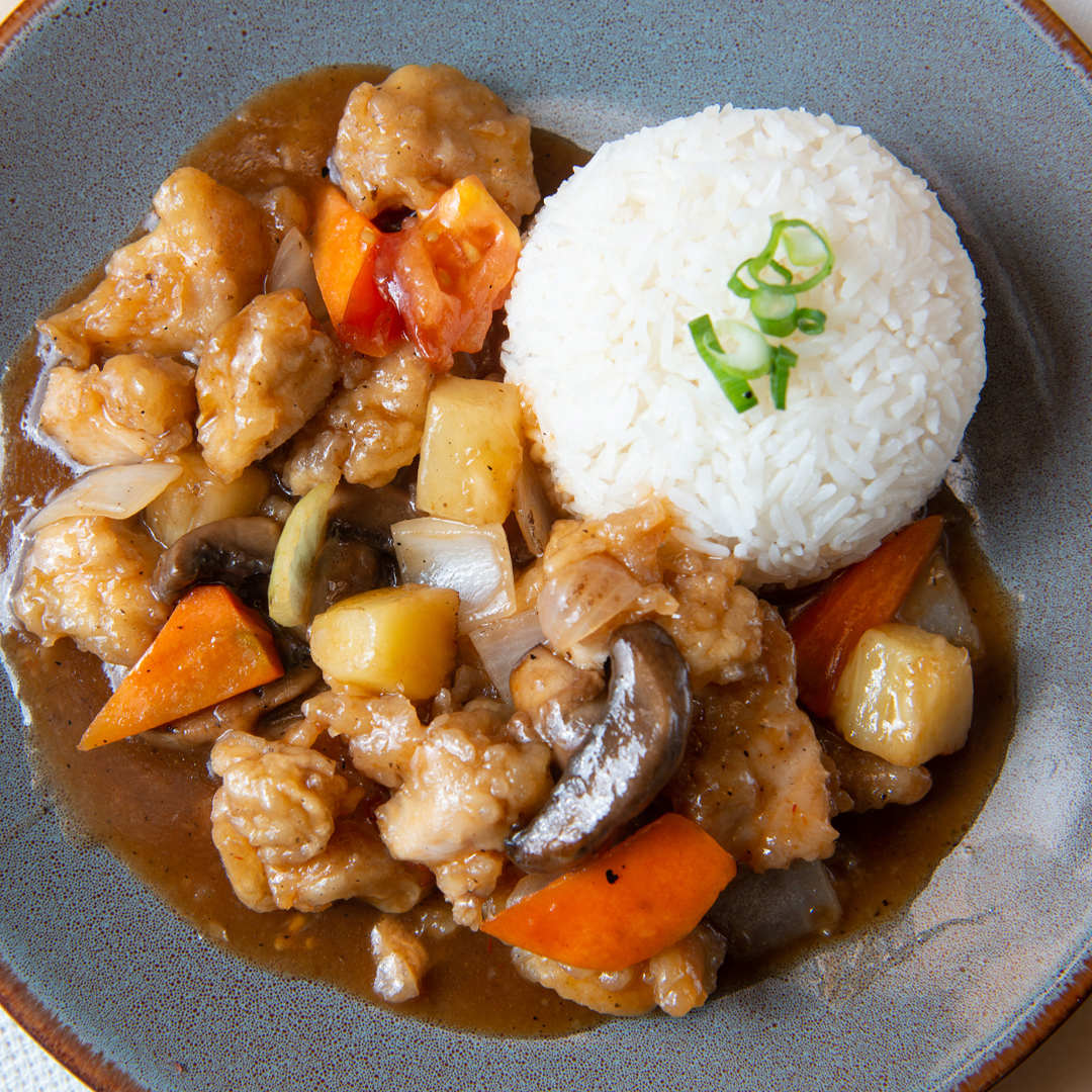 Sauté aigre-doux avec poulet pané, ananas, tomates, carottes et champignons.