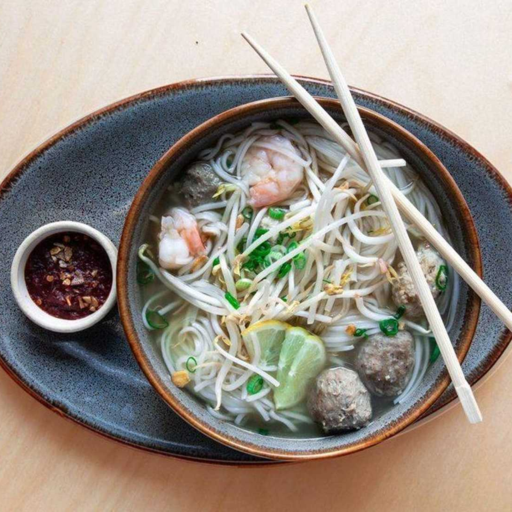 Bœuf et porc hachés avec crevettes, boulettes de viande et vermicelles.