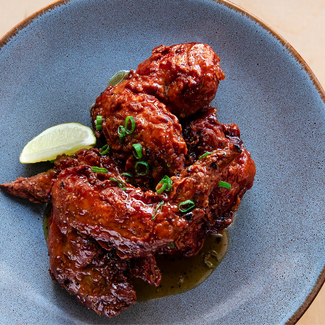 Notre propre version du poulet frit maison, rien à voir avec les homologues! Servi avec la sauce pomme et miel épicée.