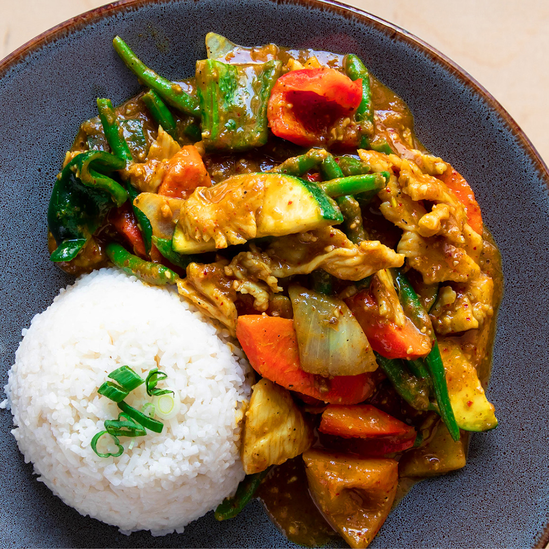 Poulet sauté avec légumes en sauce curry Bati.