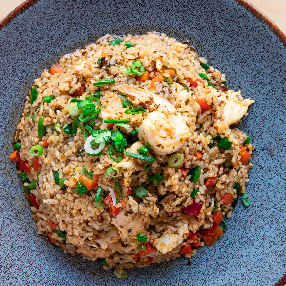 Riz frit moyennement épicé avec porc et crevettes, basilic et légumes variés.