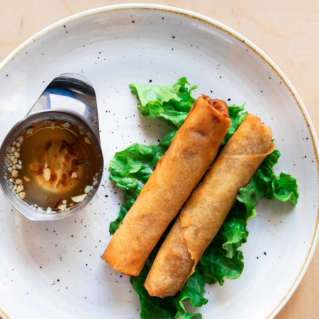 2 rouleaux croustillants, servis avec sauce impériale.