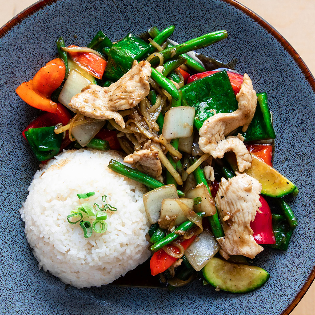 Poulet sauté au gingembre classique dans une sauce Bati.