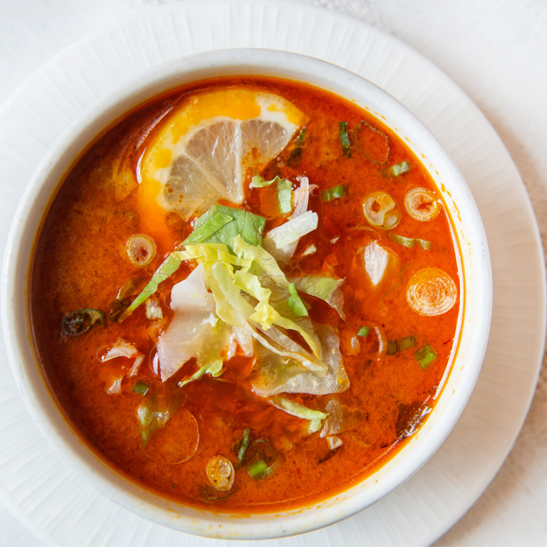 Petite soupe au lait de coco et curry avec laitue et vermicelles.
