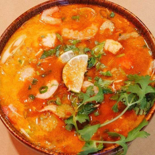 Soupe Tom Yam classique au poulet, aromatisée à la citronnelle.