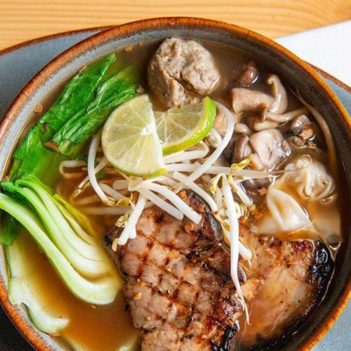 Nouilles aux œufs avec porc laqué, wonton et boulettes de porc, bok choy et pleurotes dans un bouillon fait maison.